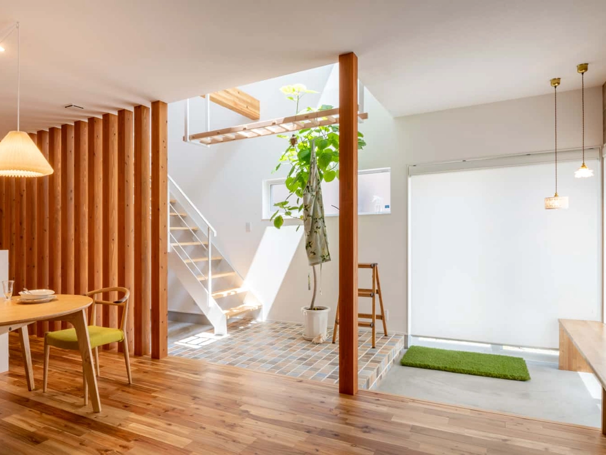 木目のリビングとタイル床の階段