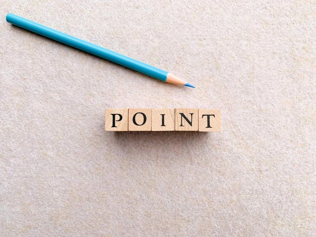point英文字スタンプと水色の色鉛筆