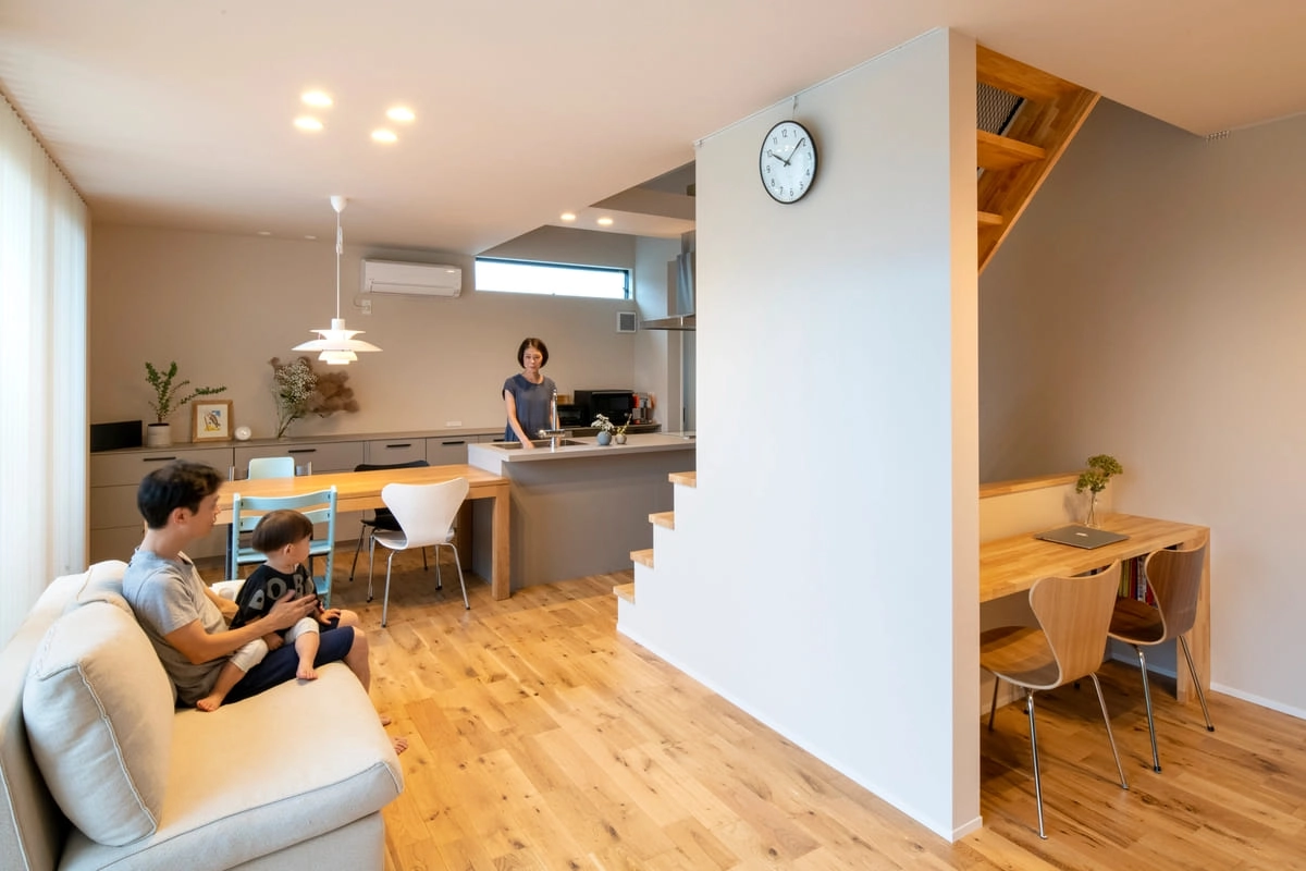 階段下を活用したスタディコーナー