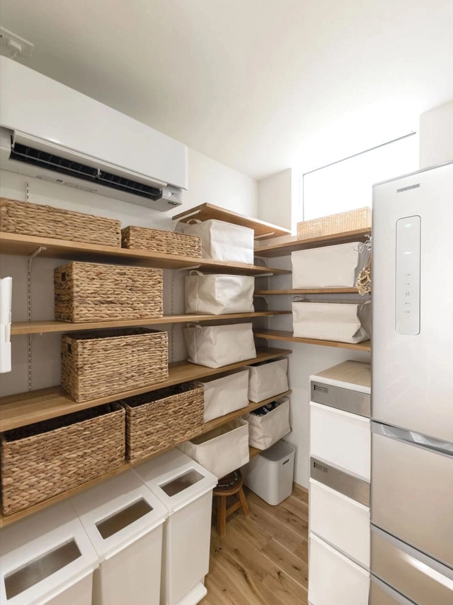 1.5畳ほどの広々パントリー