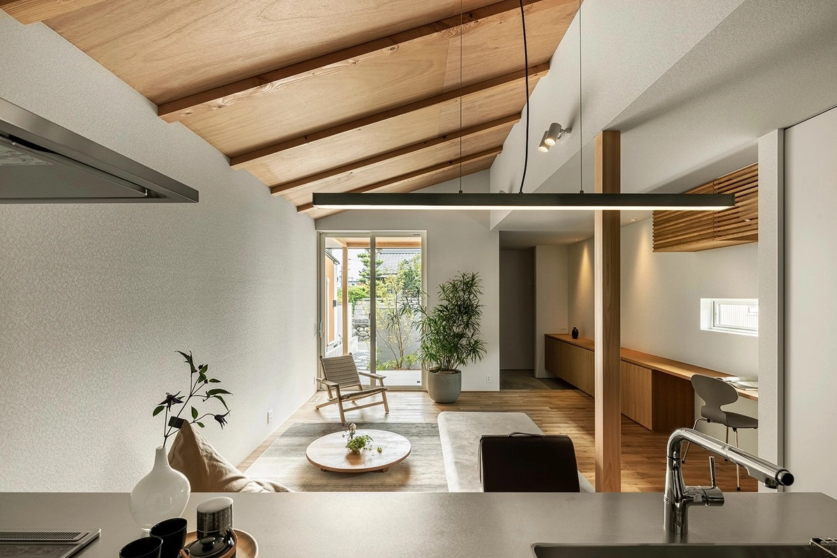 勾配天井の板張りと間接照明が美しい開放的なLDK