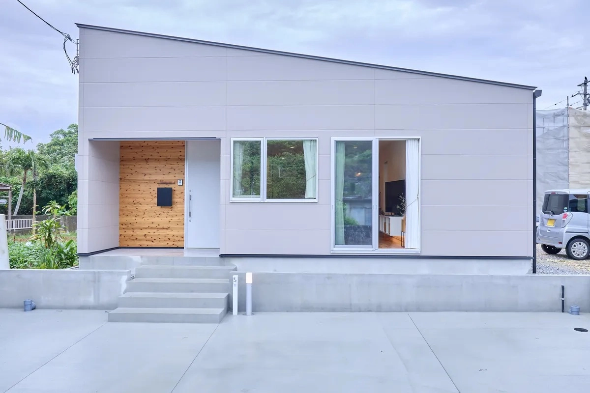 片流れ屋根とグレーの外壁が特徴的なモダンな平屋