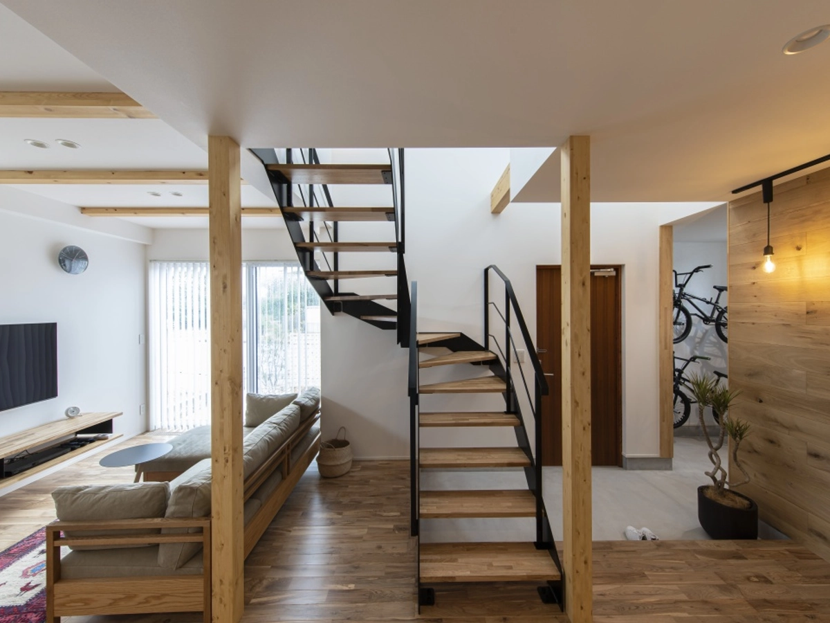 おしゃれなリビング階段と玄関