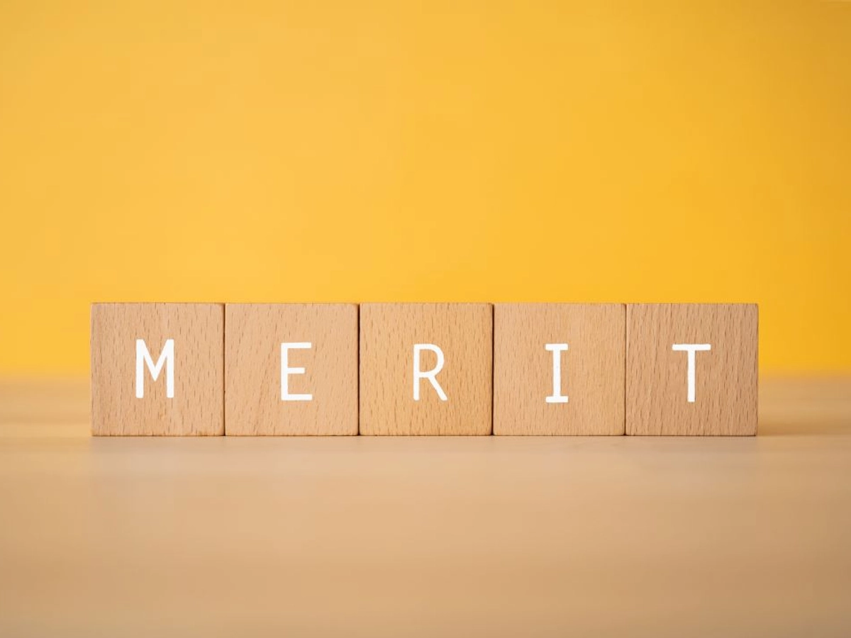 「メリット」と書かれた積み木