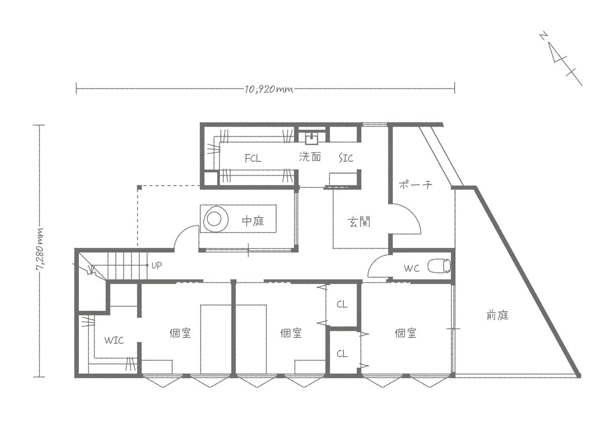 個室と前庭・中庭のある一階間取り図