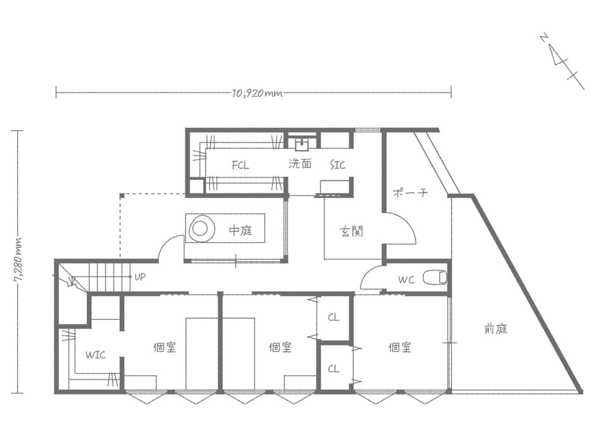 個室と前庭・中庭のある一階間取り図