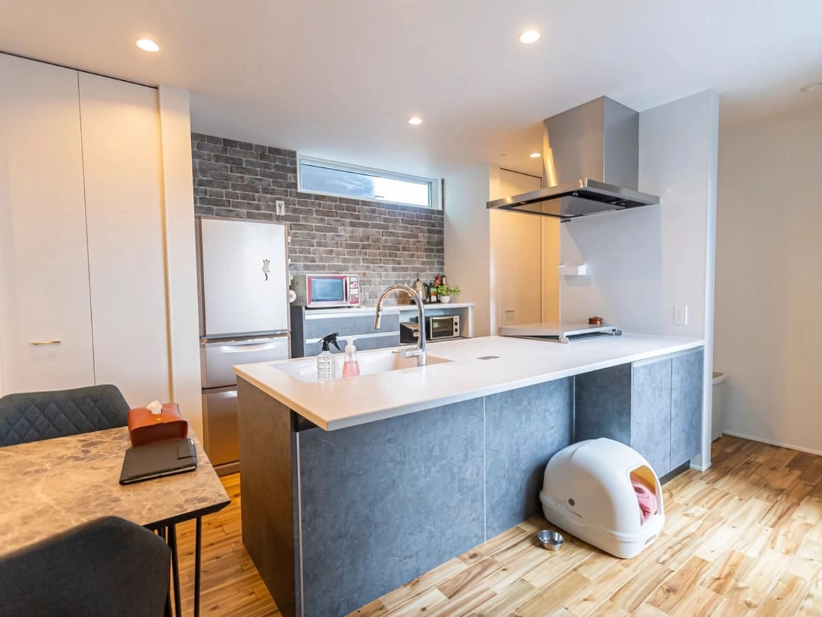 キッチンを挟むように設置されたパントリー