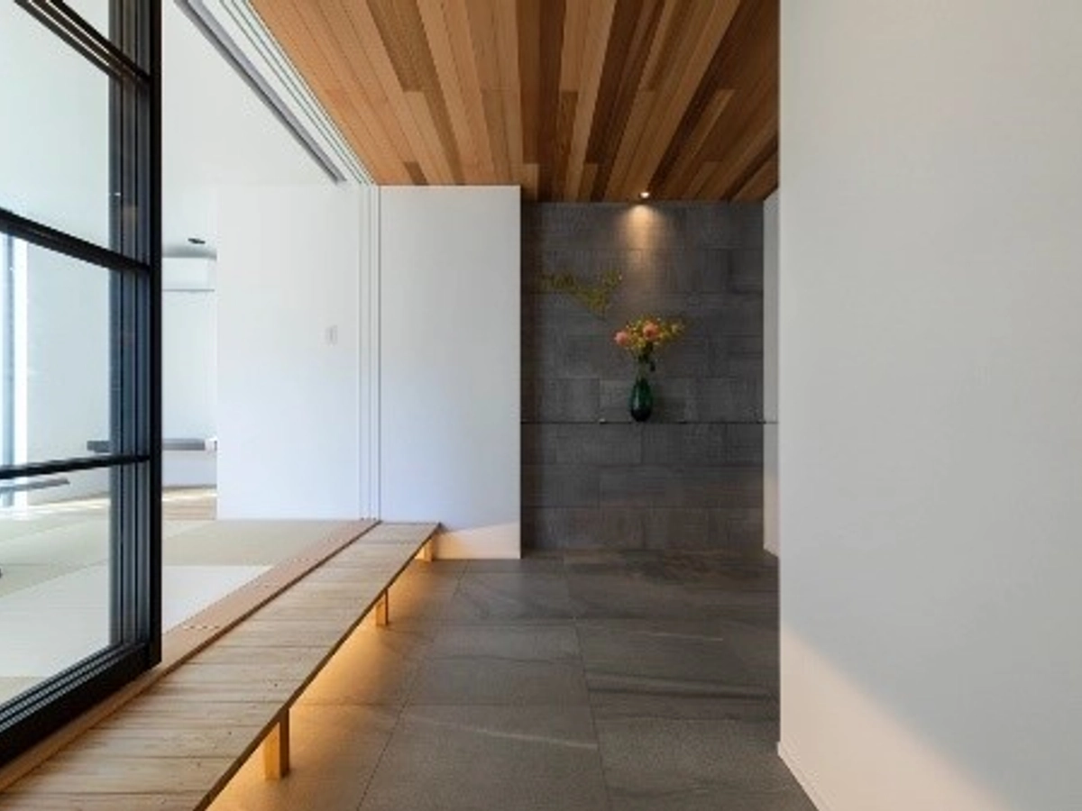 磁器タイルを敷き詰めたシックな玄関