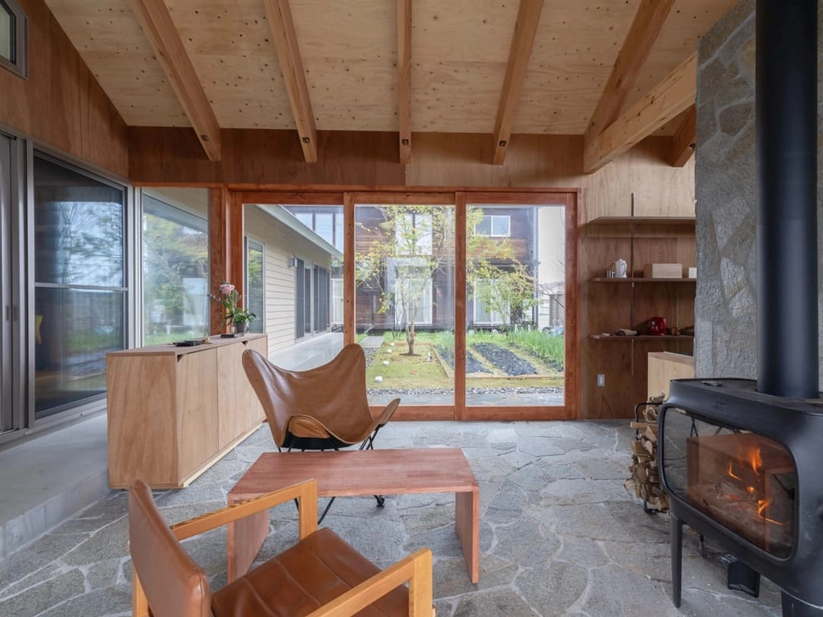 土間玄関に置かれたイスとテーブル