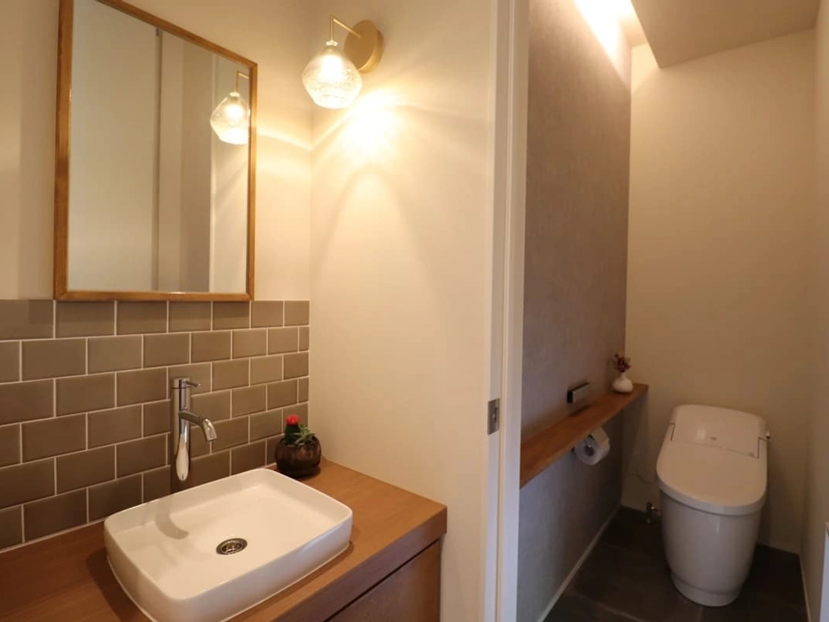 間接照明で落ち着いた空間とタンクレストイレ