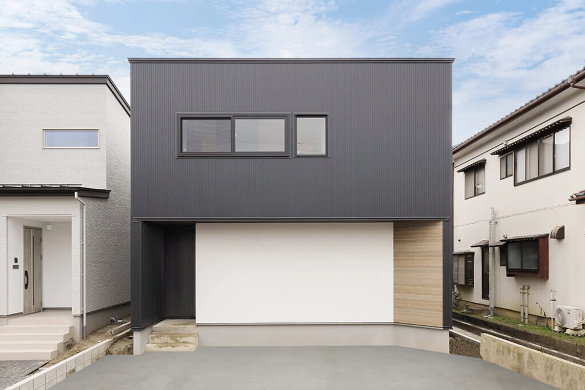 黒と白のツートンカラーのモダンな住宅の外観