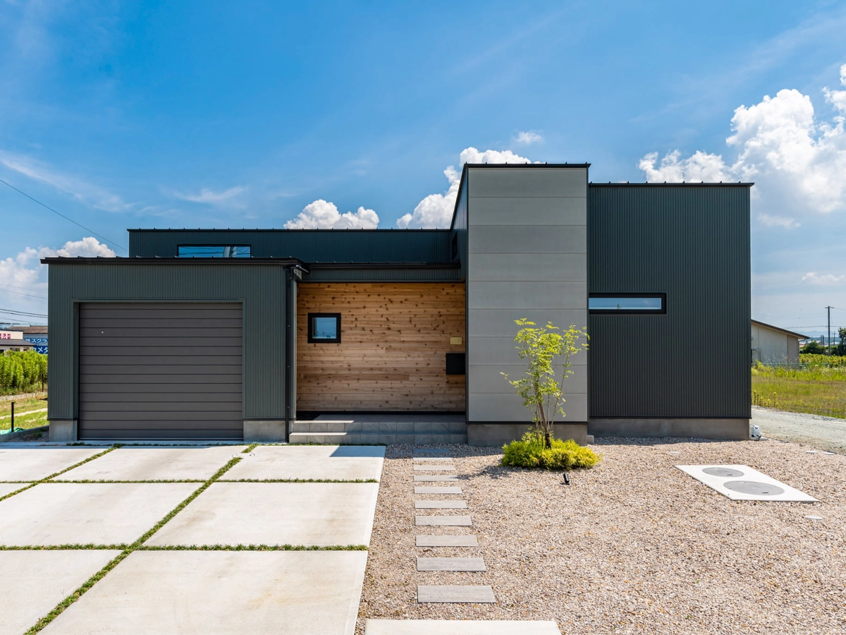 シックな色合いの中に木目が目を引く外観