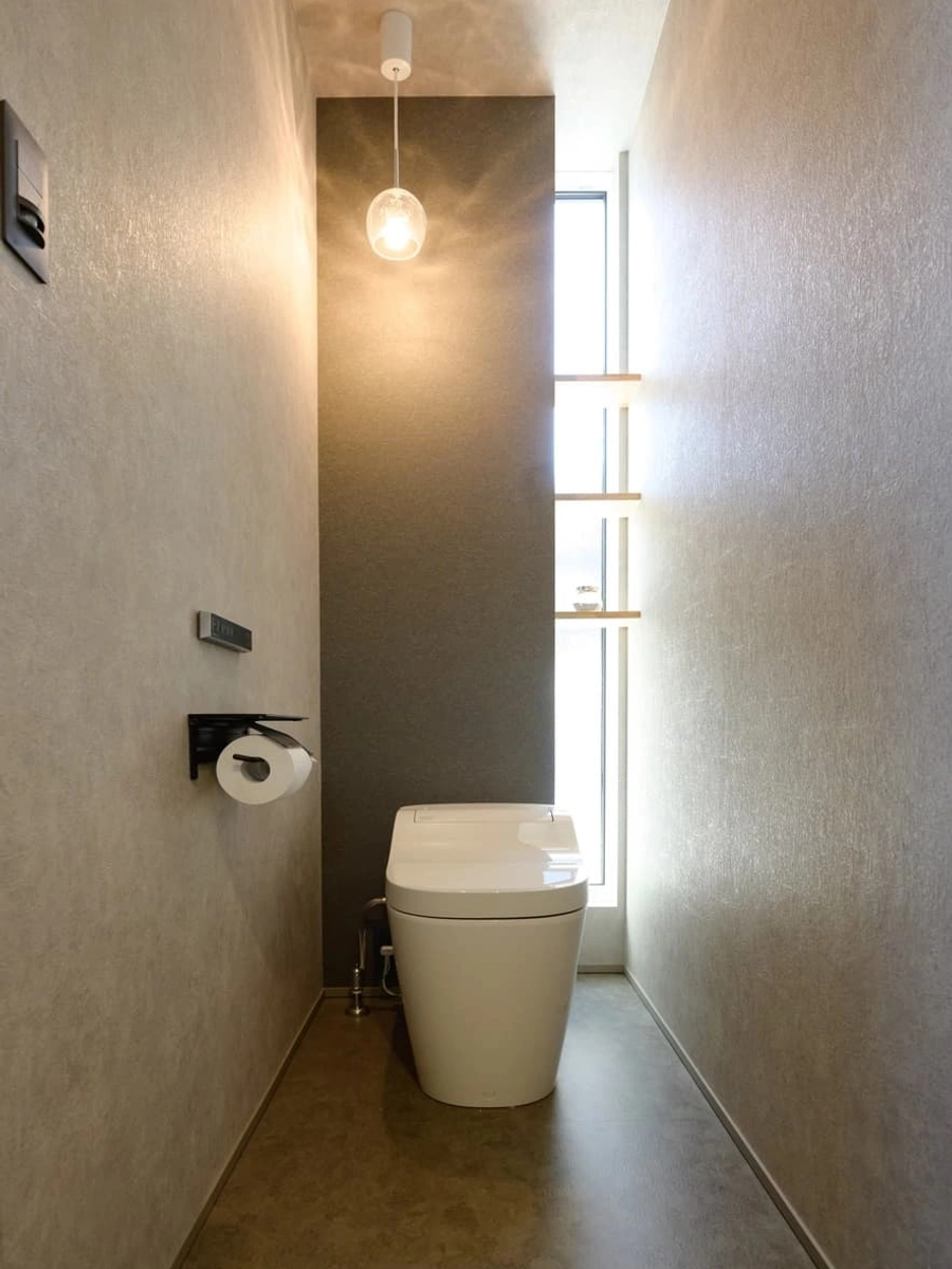 窓から自然光が差し込むトイレ