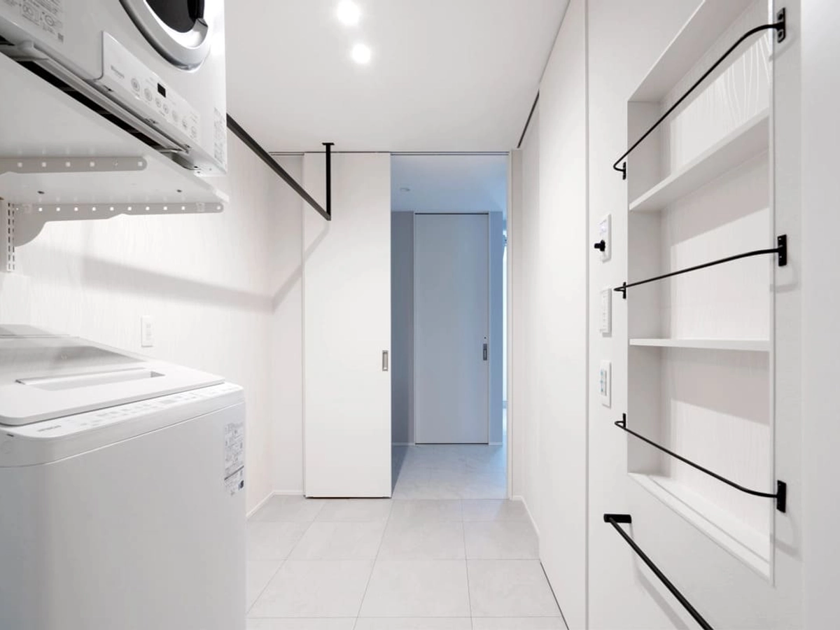 ブラックなアイアンがアクセンの白い洗濯室