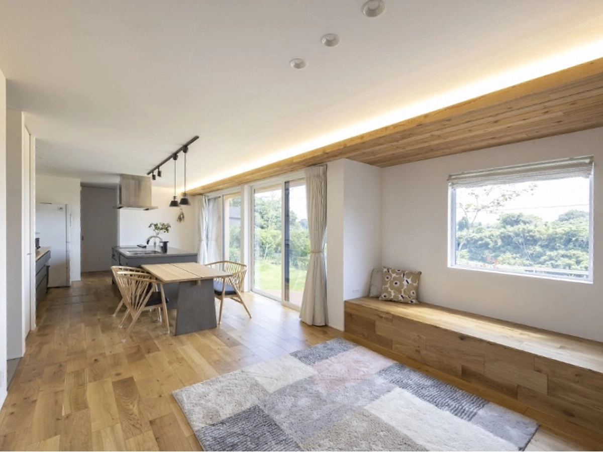 ワイドな窓のあるリビング