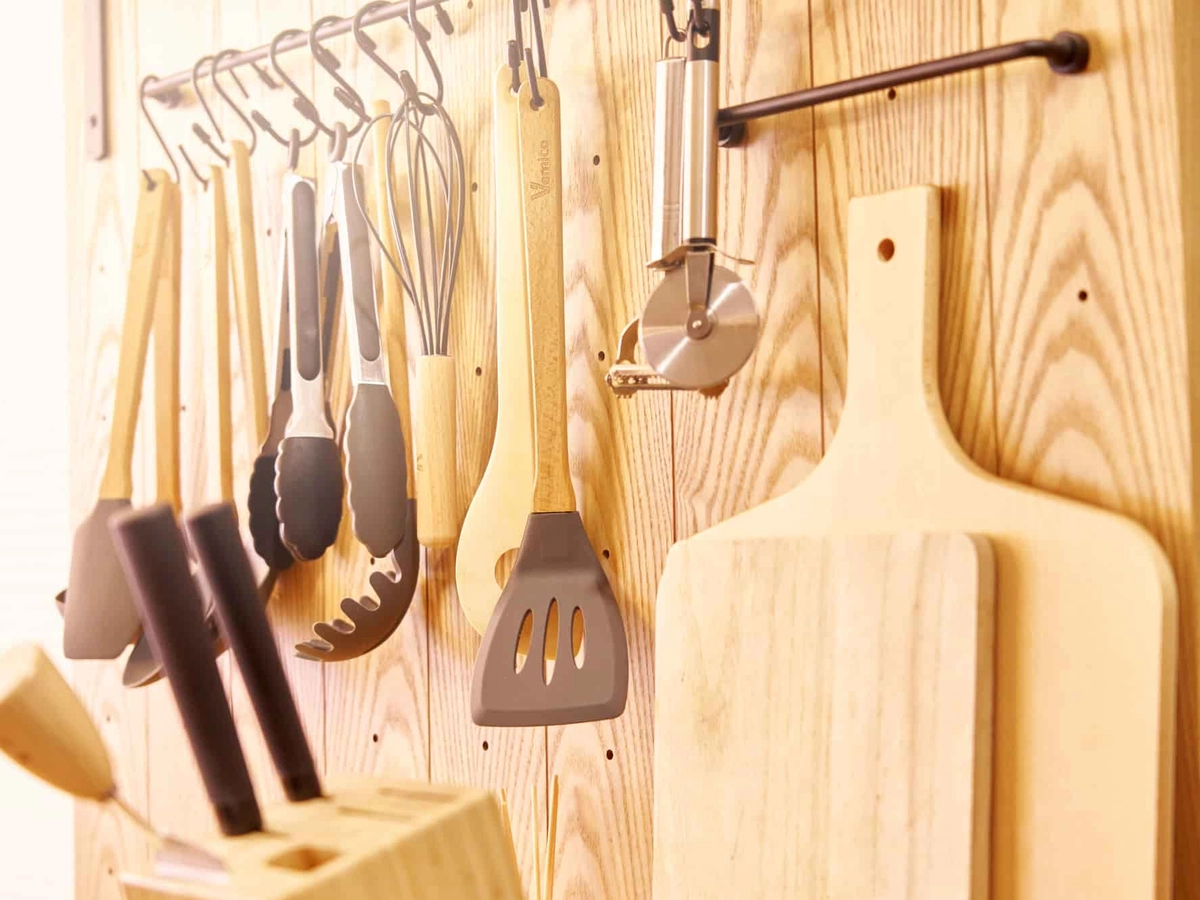 壁に掛けられた様々なキッチンツール