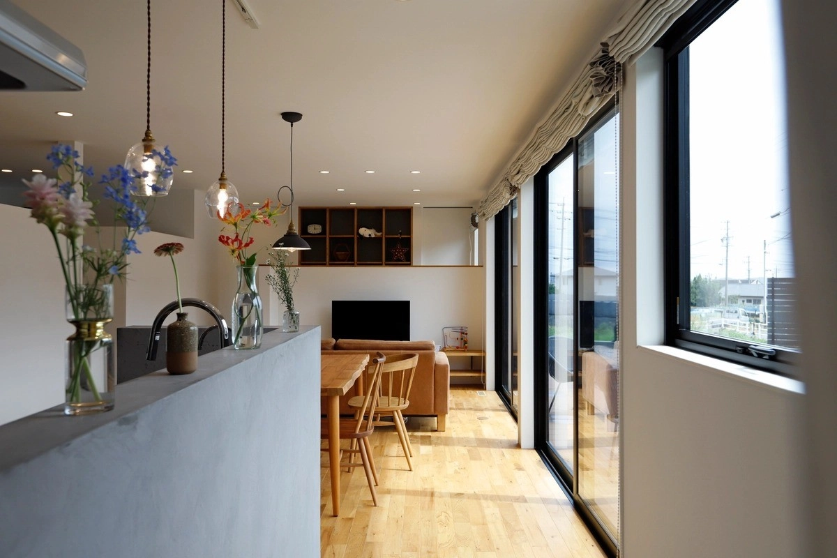 大きな窓から光が差し込む明るいリビングダイニング