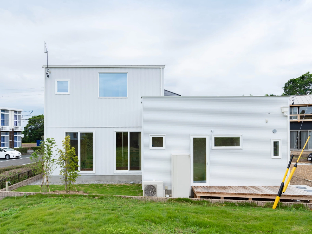 すっきりとした白い外観