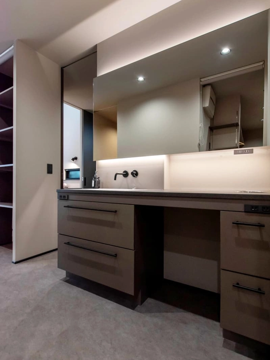 大きなミラーと大容量の引き出しを配したシックな洗面台