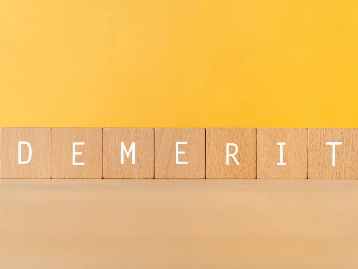 「デメリット」と書かれた積み木