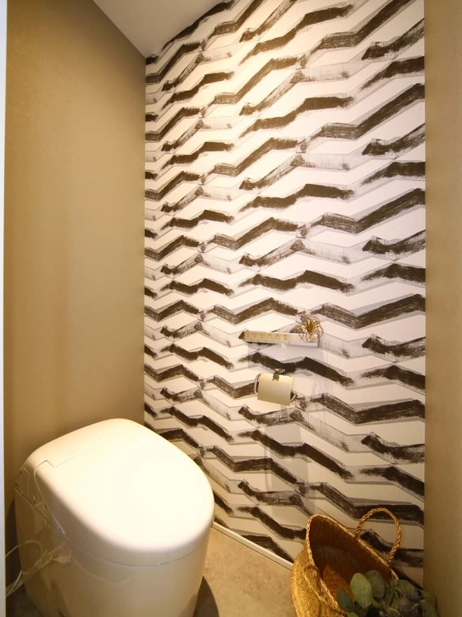 印象的なアクセントクロスが映えるトイレ