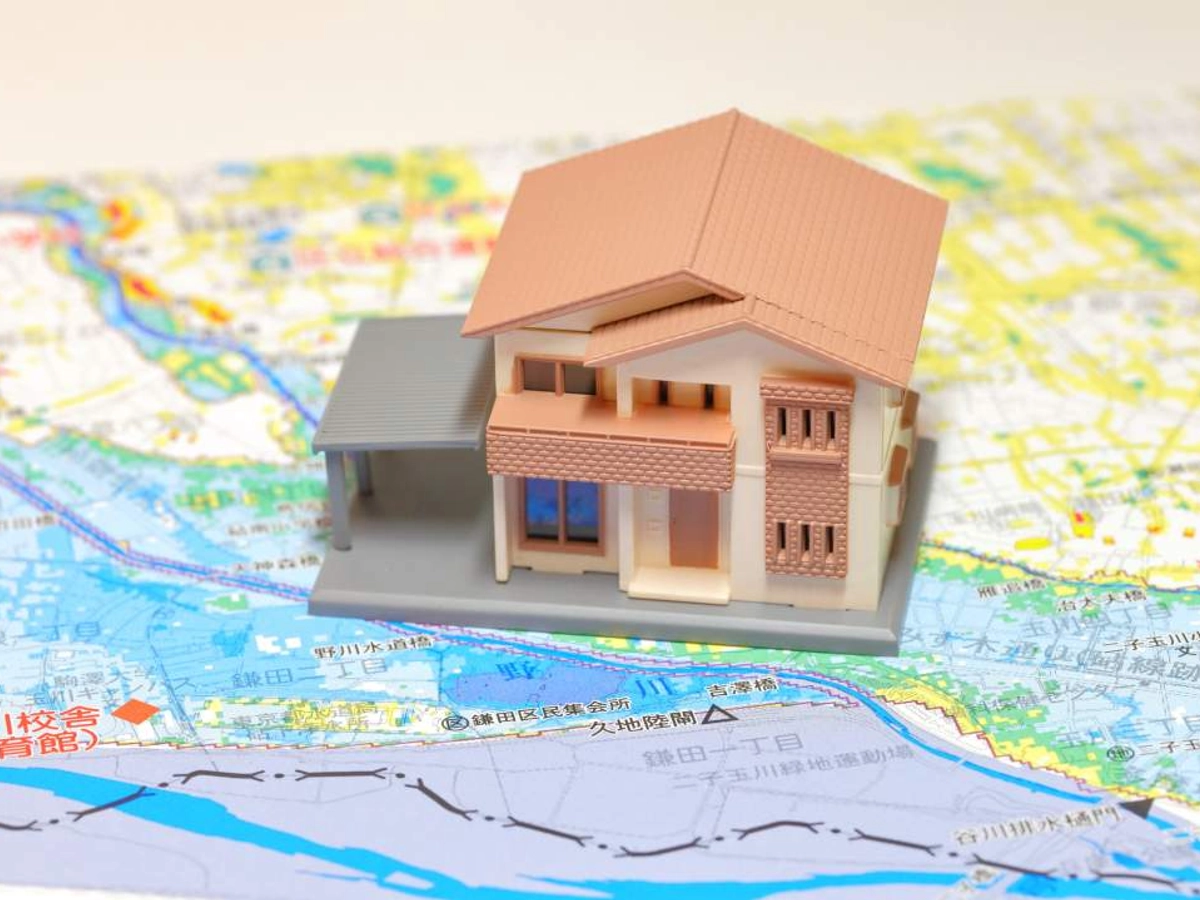 住宅のミニチュアと洪水ハザードマップ