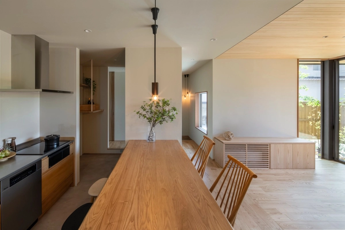 木の温もりを感じるダイニングテーブルと機能的なキッチン