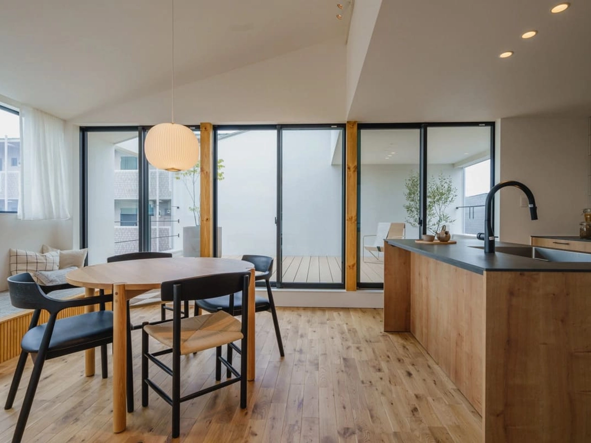 ルーフバルコニーをつなぐ大きな窓から日が差し込むLDK