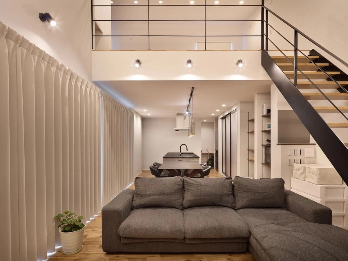 勾配天井になっているリビングに設けた吹き抜け