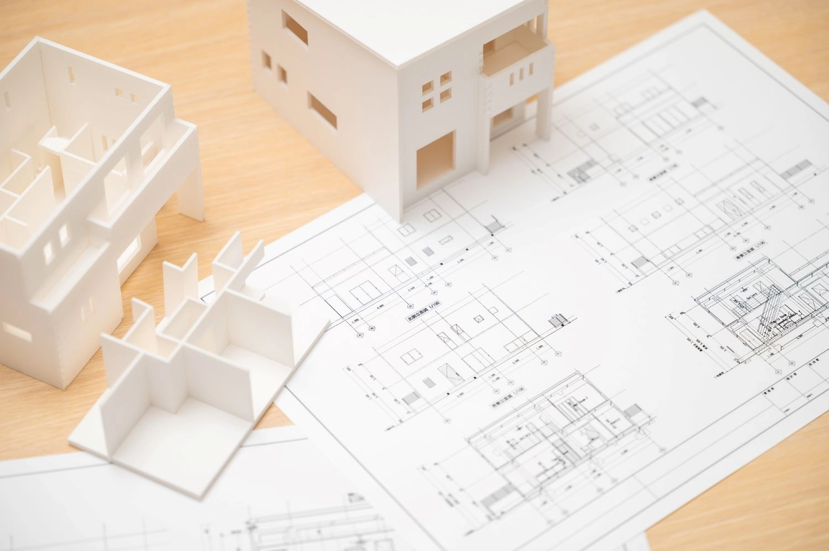 シンプルな住宅模型と図面