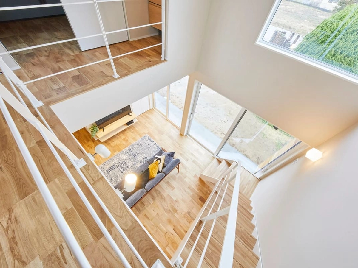 明るい光が1階にも届く吹き抜け