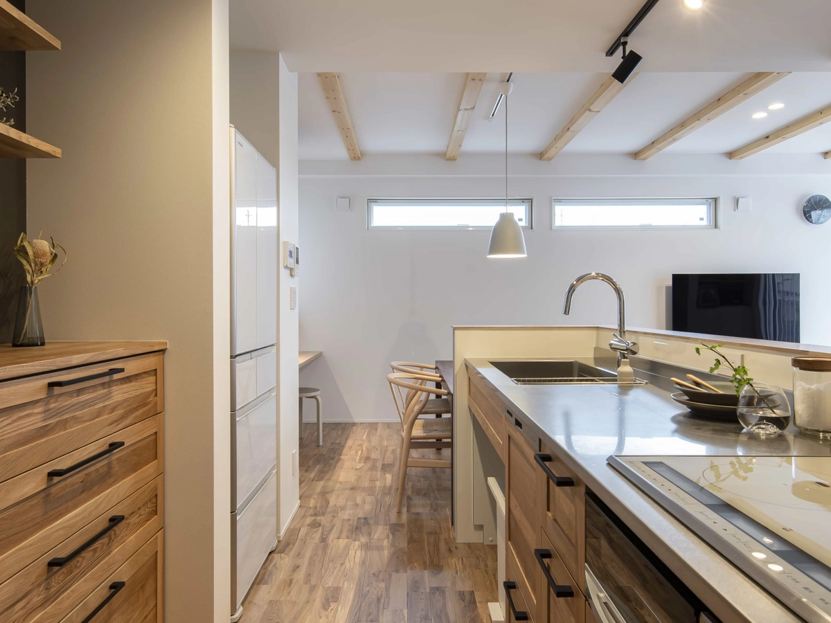 取っ手がアイアンで扉が木目のキッチン