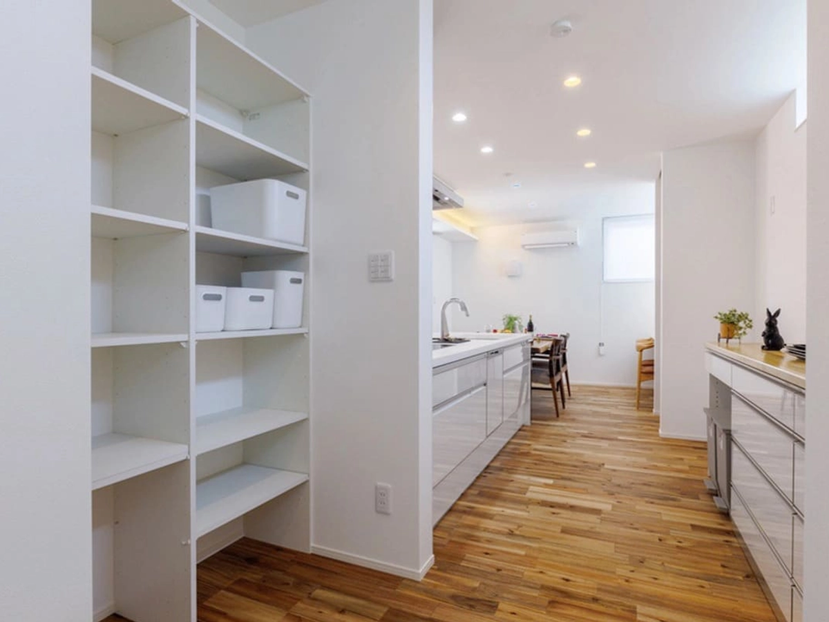 白でまとめられた清潔感のあるパントリー