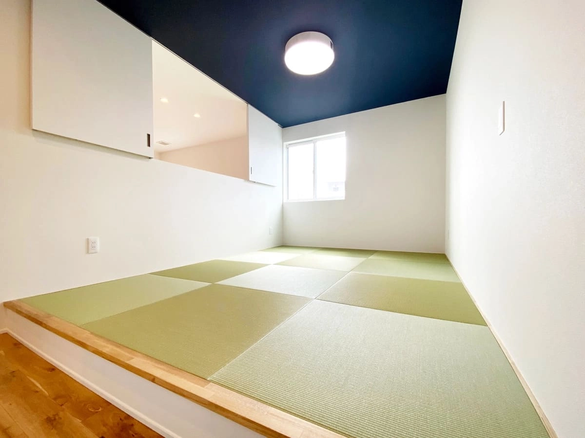 寝室につくられた小上がりの畳スペース