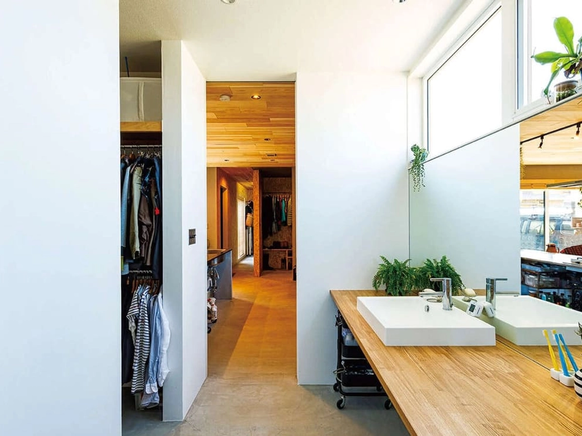 自然な雰囲気が感じられる洗面スペース