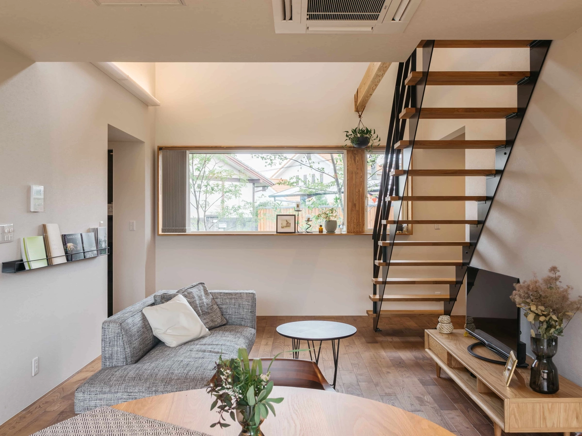 木目のリビングと黒の階段