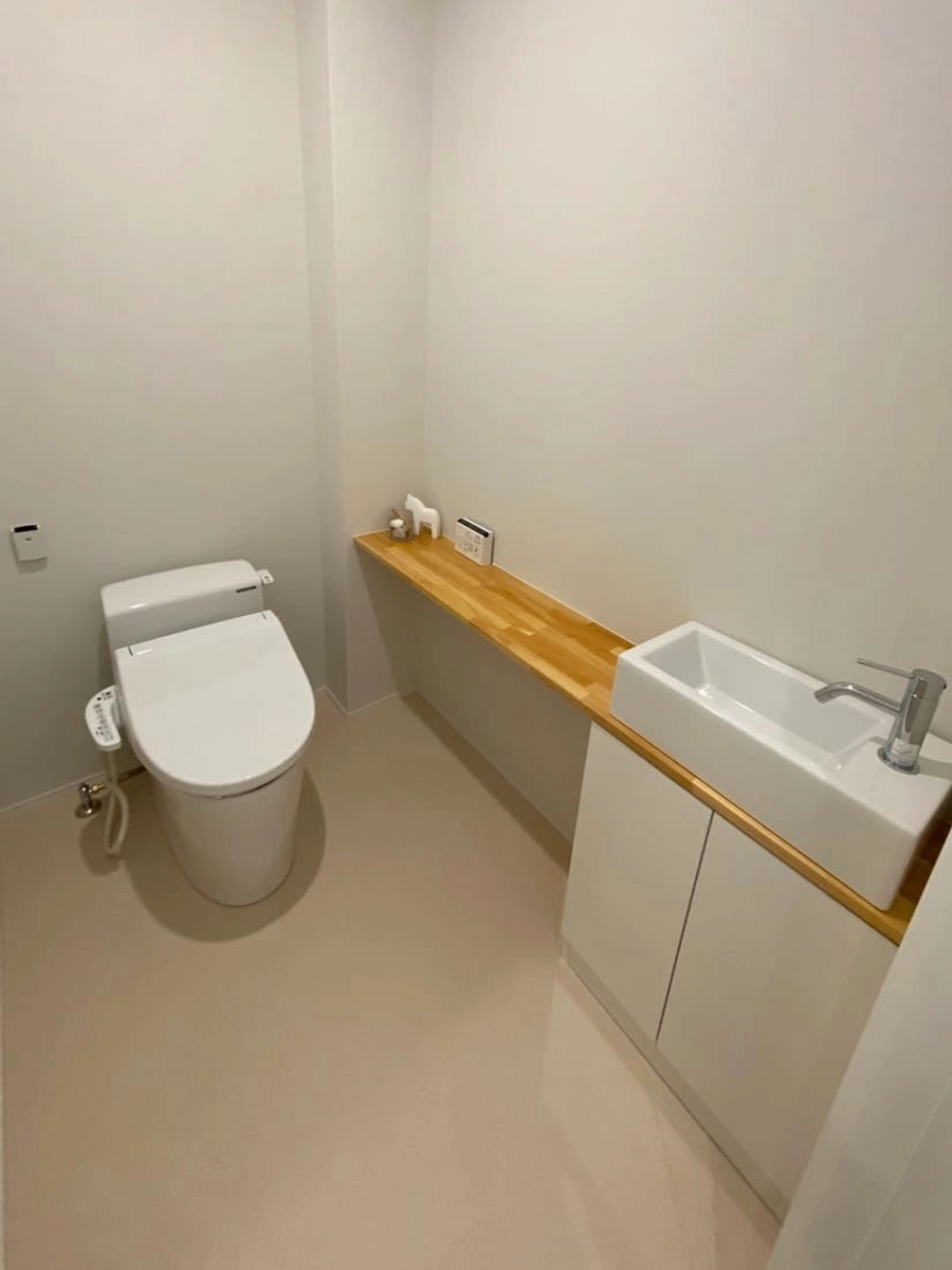 広々としたカウンター付きトイレ