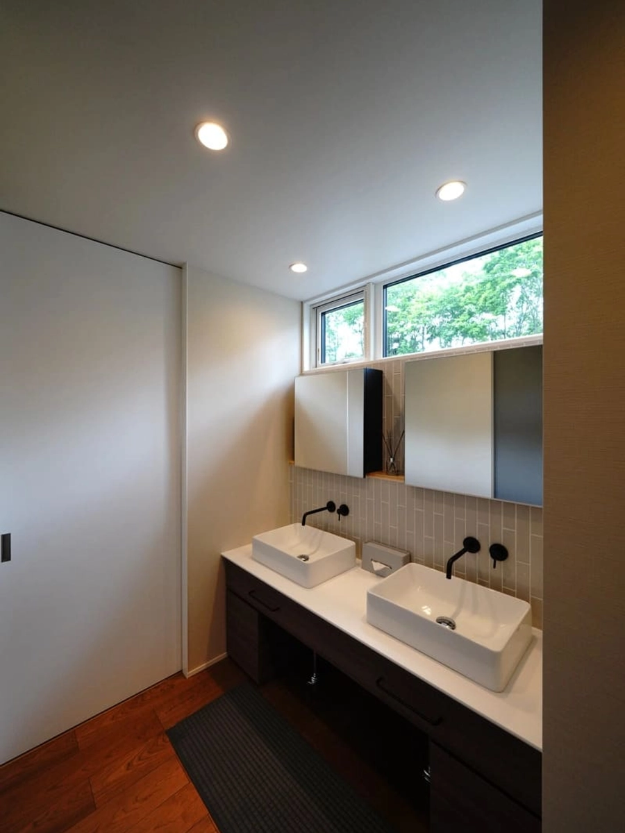 洗面ボウルや鏡が2つある洗面台