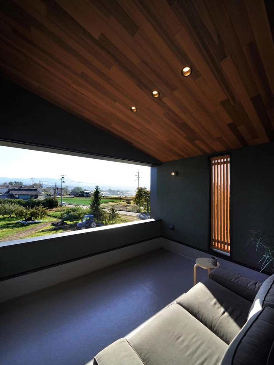 天井に木目が採用され、ソファが置かれたインナーバルコニー