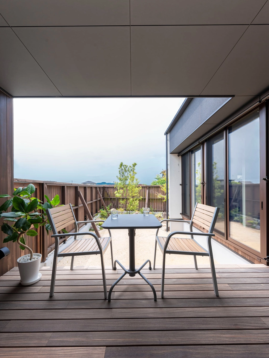 ウッディでおしゃれな広々バルコニー