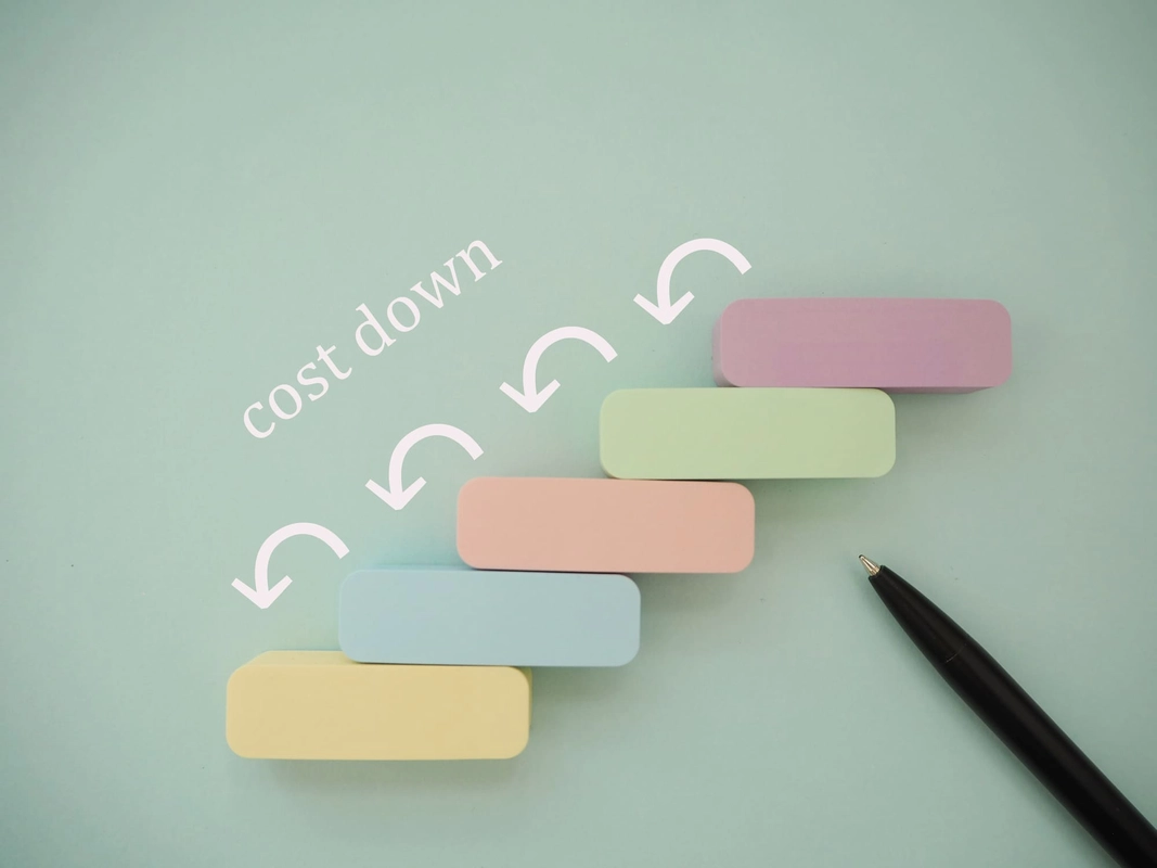 下降するイメージとコストダウンの文字