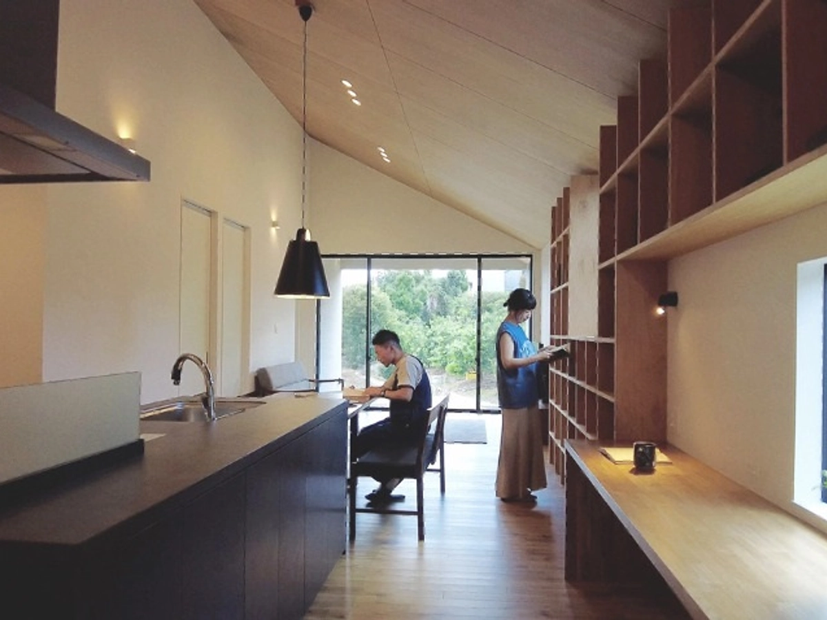 図書館のようなおしゃれな雰囲気のリビング