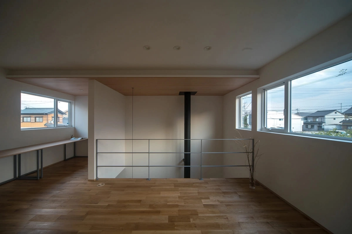 個室に変更可能な吹き抜けに面した二階のワンルーム