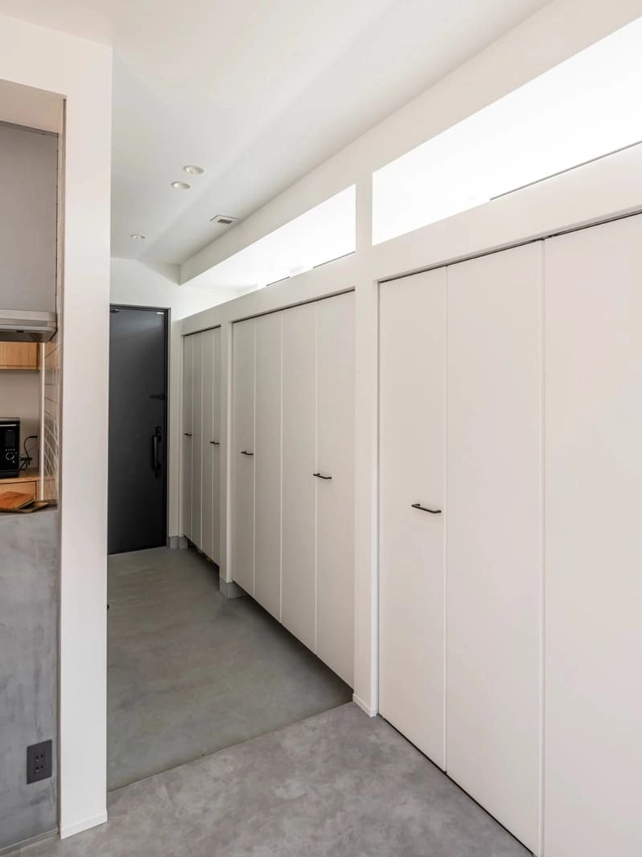 白い大容量の収納がある土間玄関