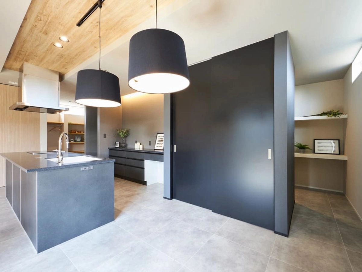 高級感のあるダークトーンで大容量なパントリー