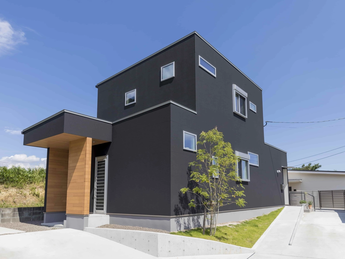 写真⑦ALT:スロープがあるグレーの外壁の家