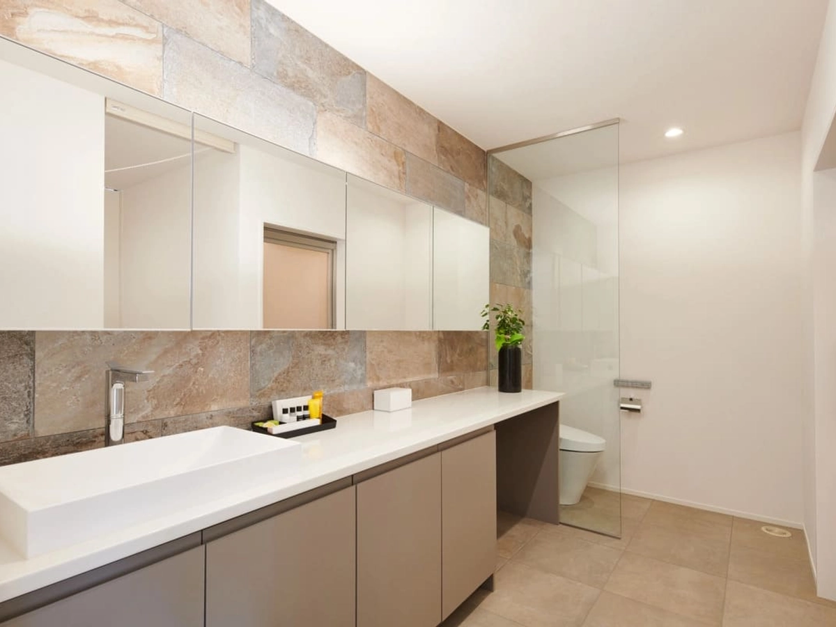 ガラス張りのおしゃれな洗面台