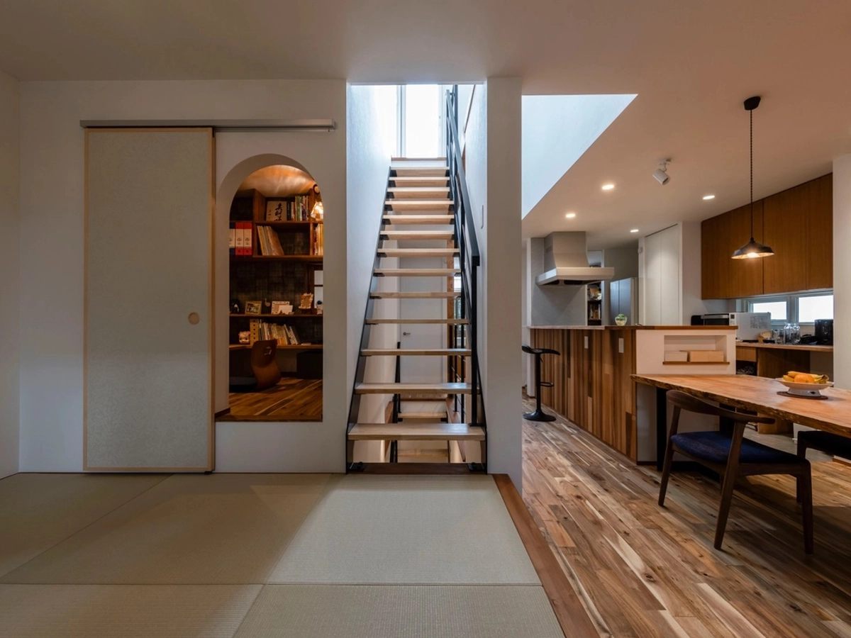 畳スペースから繋がる秘密の書斎ヌック