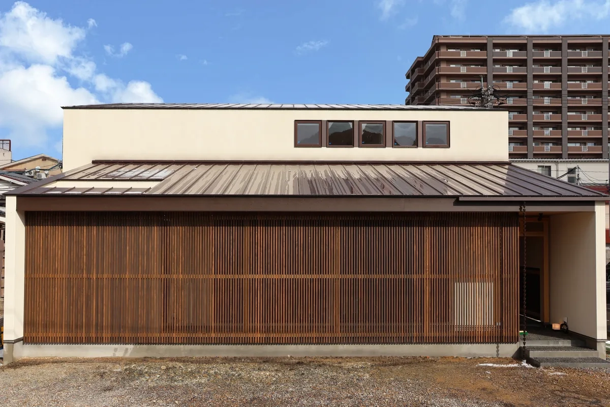 青空と和モダンな外観の店舗併用住宅