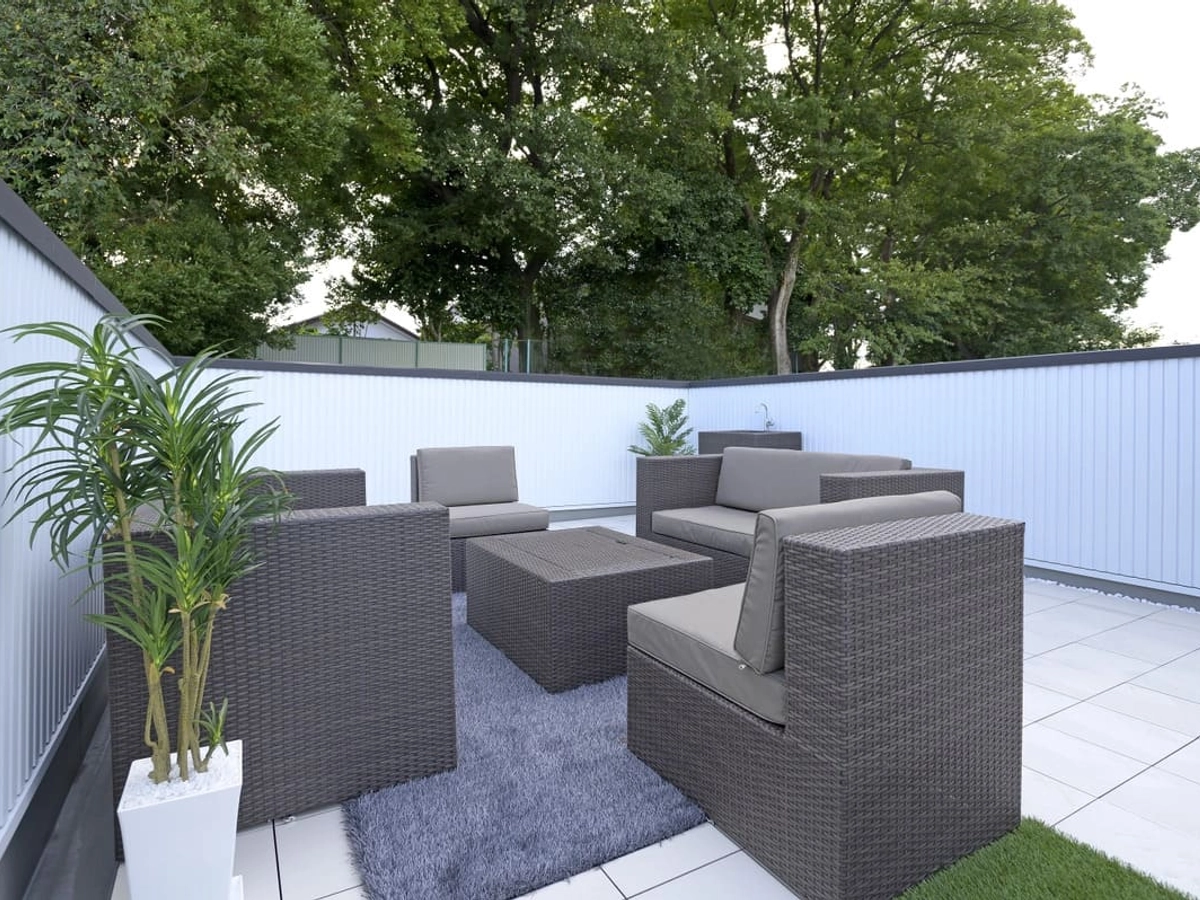 ソファとテーブルが設置された屋上バルコニー